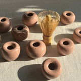 Držáky na metličky na Matcha od Studio Wiss