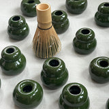 Držáky na metličky na Matcha od Studio Wiss