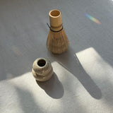 Držáky na metličky na Matcha od Studio Wiss