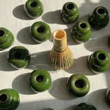 Držáky na metličky na Matcha od Studio Wiss